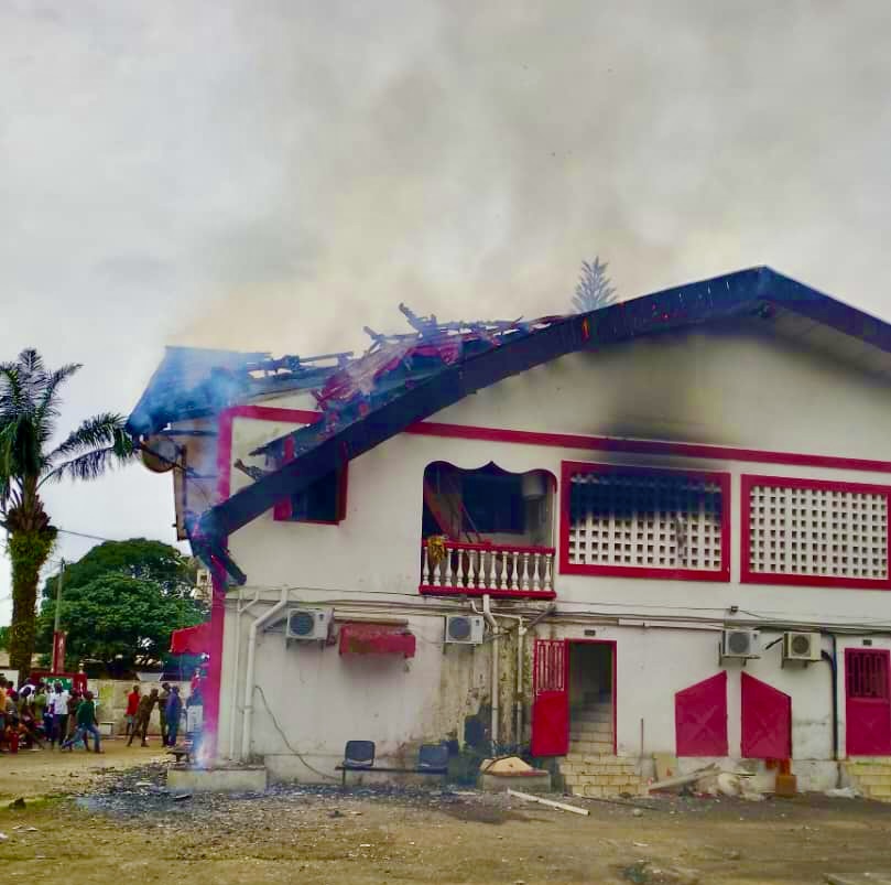 Incendie à l’agence Airtel de Mouila : évacuation et dégâts majeurs.