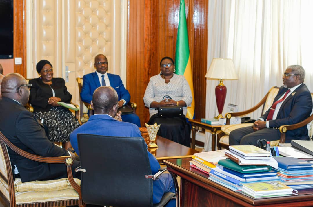 Les Sénateurs de la 5e législature chez Abdul Razzack Guy Kambogo Secrétaire Général du Gouvernement.