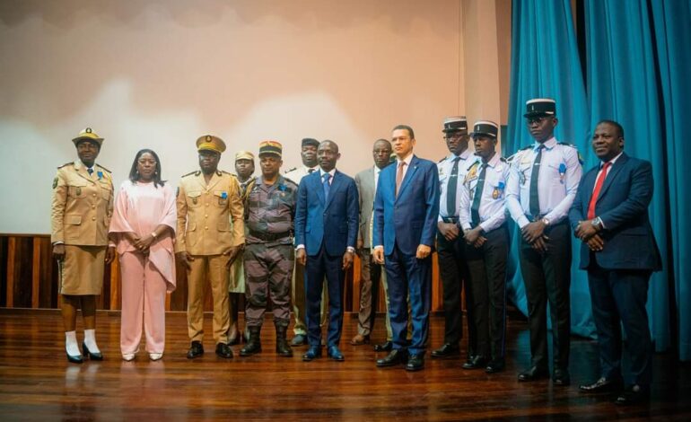Décoration exceptionnelle et méritée Pour les douanes gabonaises.