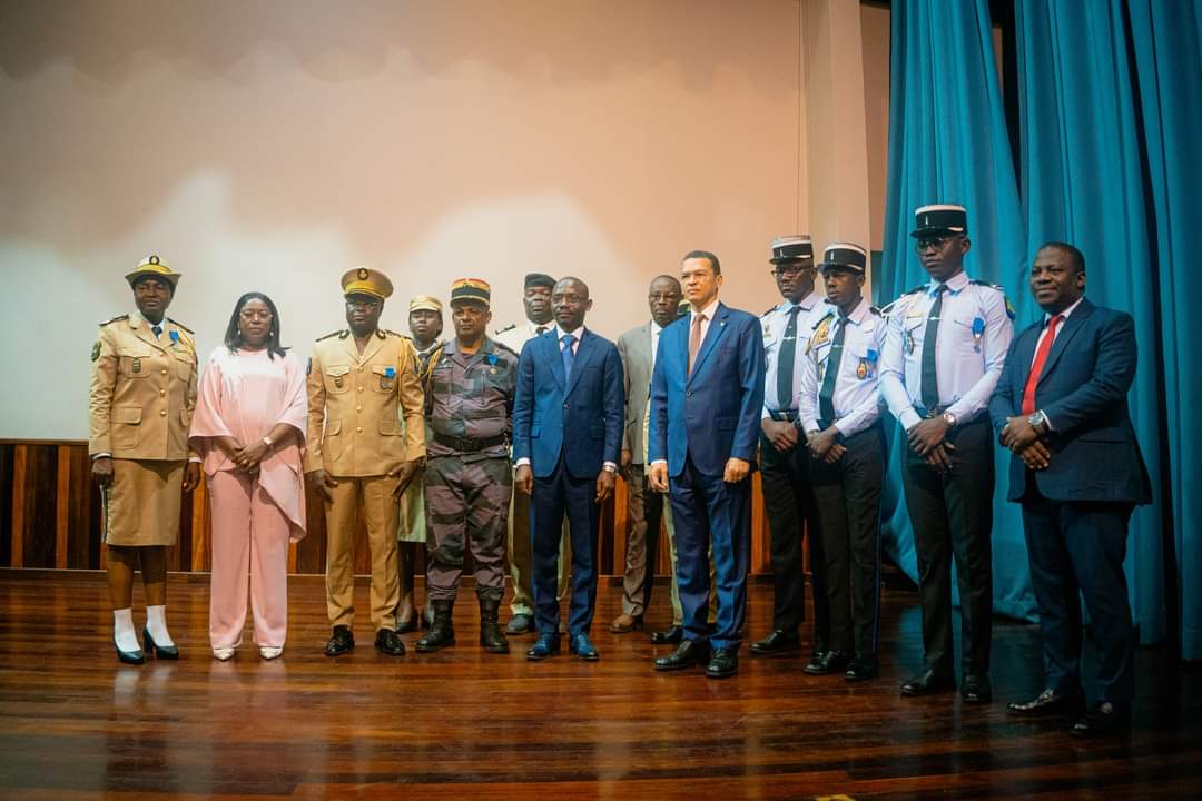 Décoration exceptionnelle et méritée Pour les douanes gabonaises. 