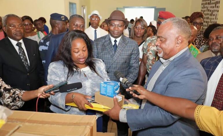 Remise de Matériel Scolaire aux Responsables Éducatifs de l’Estuaire : Un Don du Chef de l’État