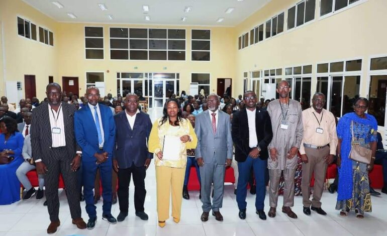 Atelier de validation du Cadre d’Orientation Curriculaire ( COC ) : la Ministre Camelia Ntoutoume Leclercq reçoit le Rapport Général après Trois Jours de travaux .