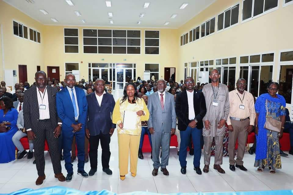 Atelier de validation du Cadre d’Orientation Curriculaire ( COC ) : la Ministre Camelia Ntoutoume Leclercq reçoit le Rapport Général après Trois Jours de travaux . 