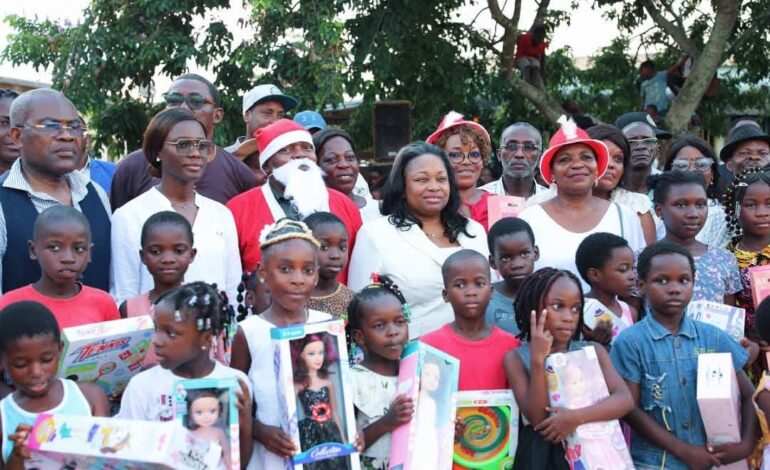 Une initiative de solidarité pour les élèves de Ntoum : 7.500 cadeaux offerts pour Noël