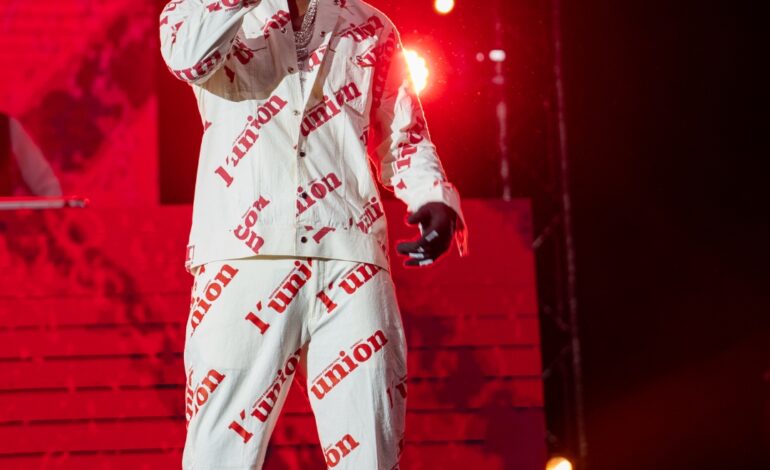 L’oiseau Rare enflamme le Palais des Sports lors du concert « La NTcham domine le Monde »