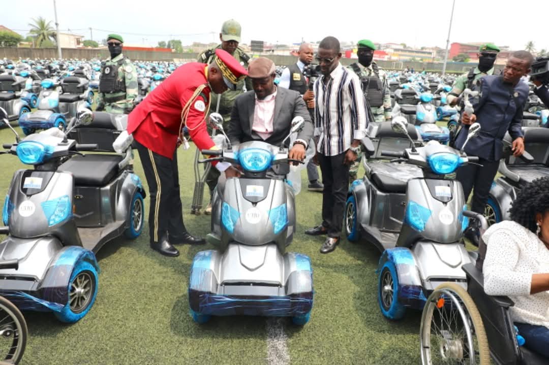 Le Président Oligui Nguema offre 315 scooters aux personnes à mobilité réduite : un geste symbolique pour l’inclusion