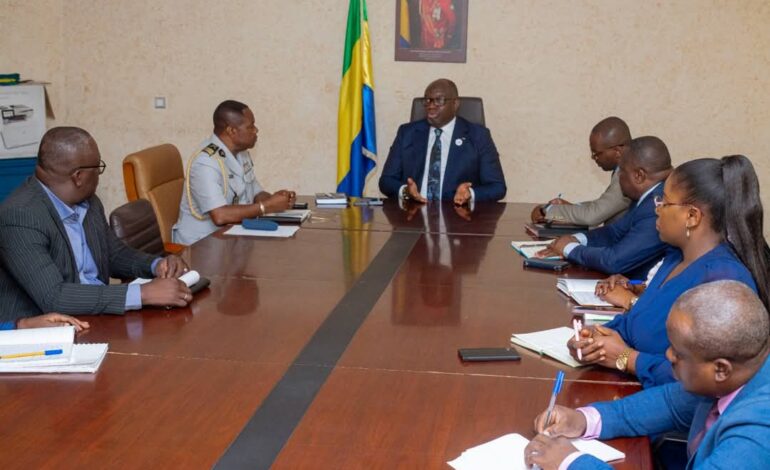 Mise en œuvre des directives du Gouvernement : Le ministre Jeannot KALIMA échange avec L’administration Centrale de son département ministériel.