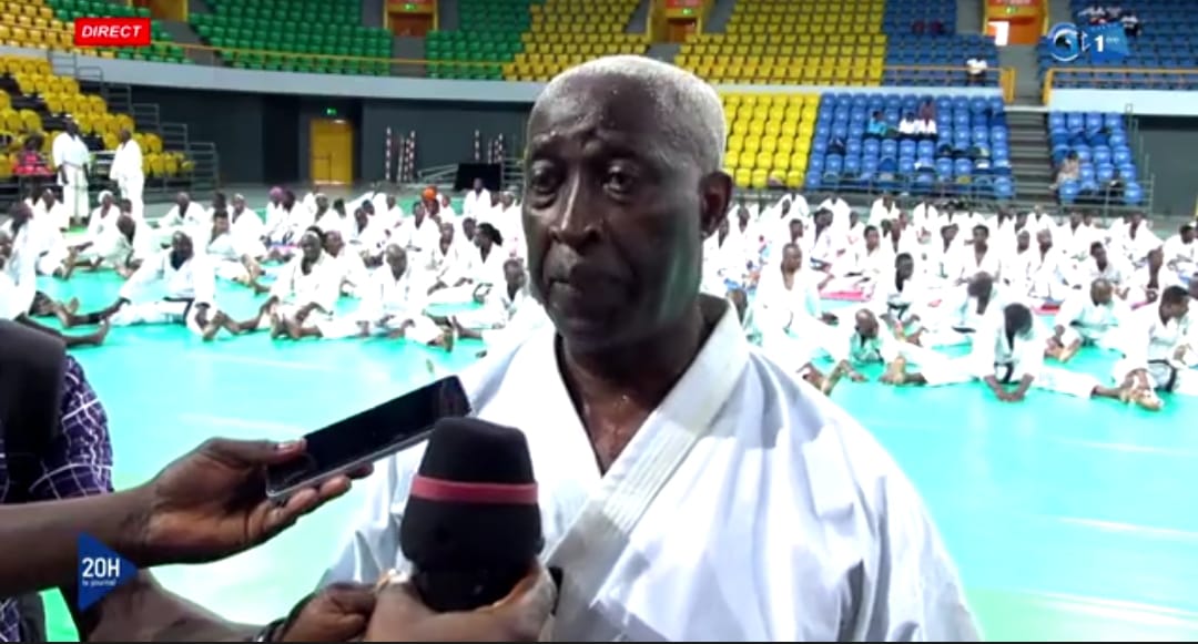Me Raymond Ndong Sima célèbre ses 70 ans en grande forme avec un stage de karaté exceptionnel au Palais des Sports. 
