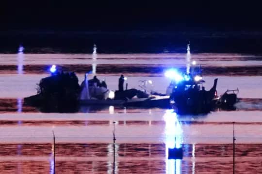 Crash aérien à Washington : un avion d’American Airlines s’écrase dans le Potomac après une collision avec un hélicoptère militaire
