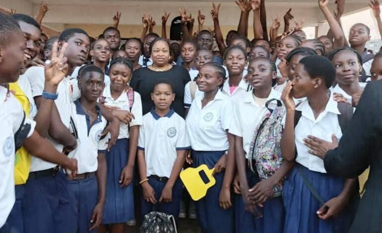 Visite du Ministre d’État Camelia Ntoutoume Leclercq au Collège DAMAS : Un Engagement Fort pour la Semaine des Langues Nationales
