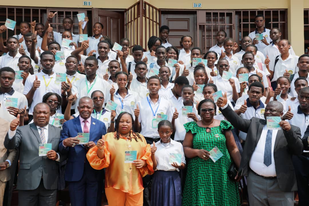 Remise des cartes KAJOU « Passe ton Bac » au Lycée Lubin Martial Ntoutoume OBAME et au Lycée Technique de Ntoum : Un Soutien Précieux pour les Élèves de Terminale