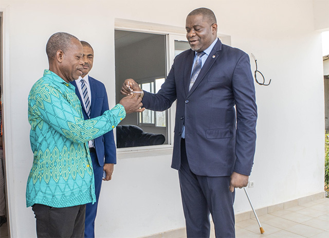  » L’international  » Sima Mboula reçoit une maison offerte par le président de la transition