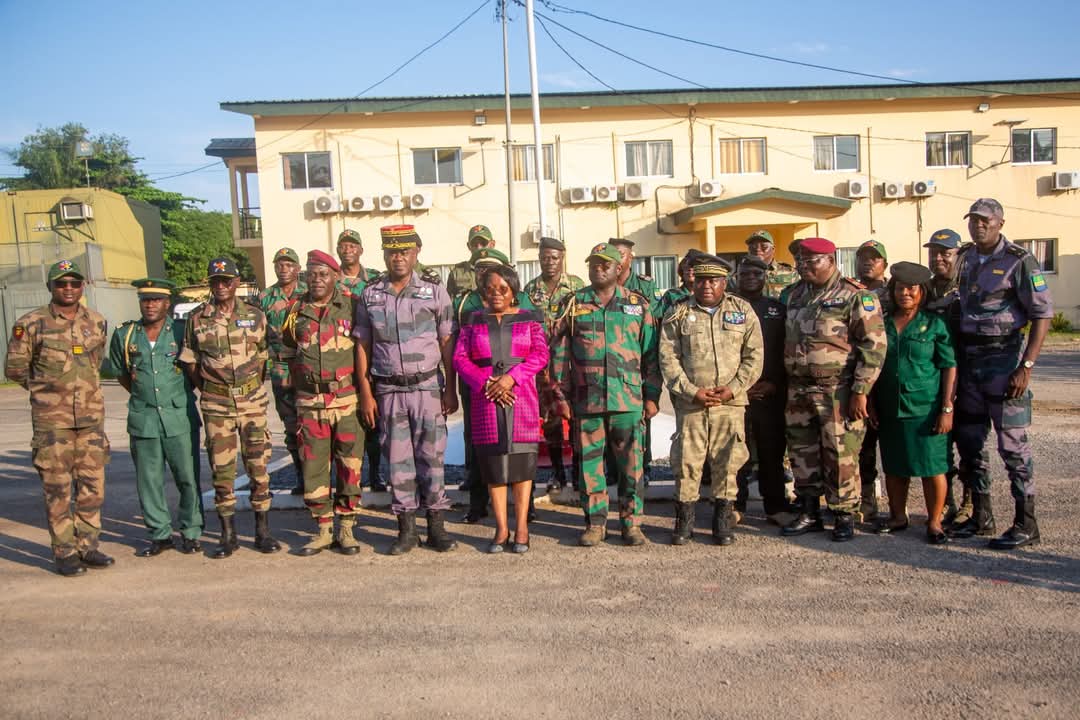 Brigitte ONKANOWA en tournée dans les casernes : une armée unie pour la Cinquième République