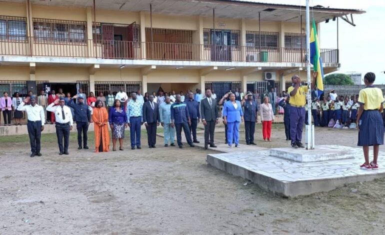 Civisme et vigilance : Camélia Ntoutoume Leclercq sensibilise lors de la levée des couleurs au Lycée Jean Baptiste Obiang Etoughé.