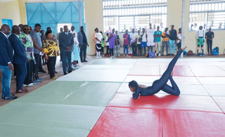 BEPC 2025 : La Ministre d’État Camelia Ntoutoume Leclercq en visite sur le terrain pour encourager les candidats aux épreuves sportives