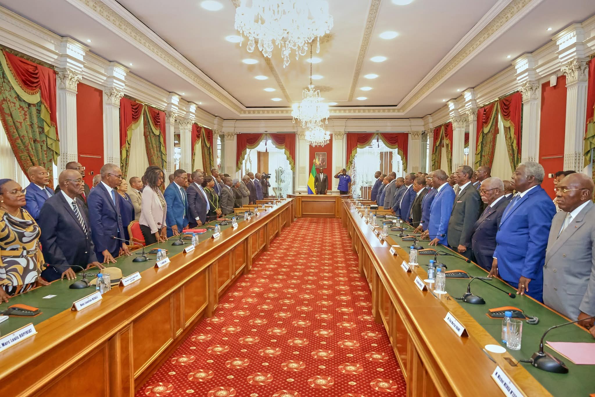 Brice Clotaire Oligui Nguema s’entretient avec les comités sur la réforme des partis politiques et la répartition électorale
