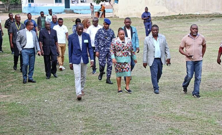BEPC 2025 : la ministre d’État Camélia Ntoutoume Leclercq en visite de terrain à Mandji Ndolou