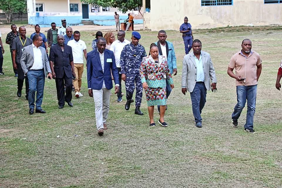 BEPC 2025 : la ministre d’État Camélia Ntoutoume Leclercq en visite de terrain à Mandji Ndolou