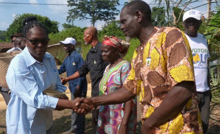 Retrouvailles chaleureuses : Armande Longo épouse Moulengui au cœur des villages du Canton Basse-Lombo