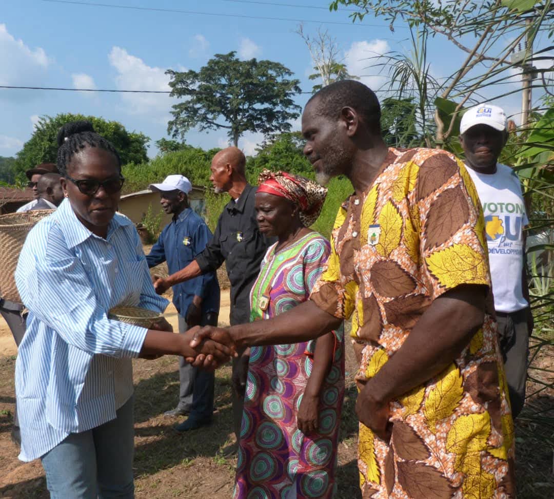 Retrouvailles chaleureuses : Armande Longo épouse Moulengui au cœur des villages du Canton Basse-Lombo