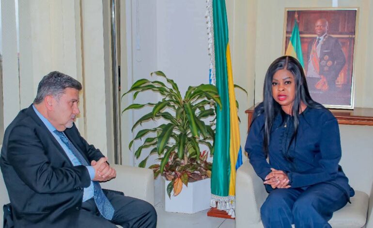 Prix-Import échange avec le Ministère du Commerce avant l’inauguration de son nouveau supermarché à Ntoum