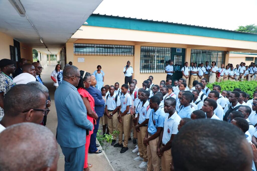 La ministre d'État S'adressant aux élèves du lycée technique JFO de Port Gentil