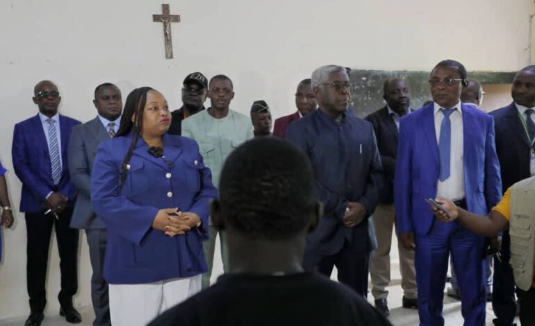 Baccalauréat 2025 : La ministre d’État Camélia Ntoutoume Leclercq en visite au centre de composition d’ANGONE à Oyem