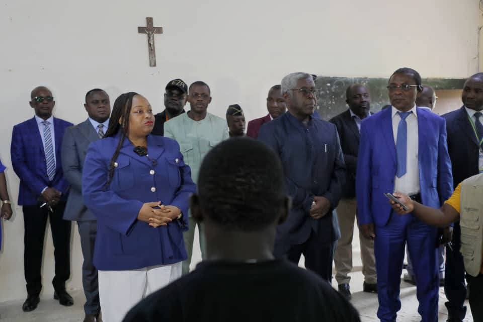 Baccalauréat 2025 : La ministre d’État Camélia Ntoutoume Leclercq en visite au centre de composition d’ANGONE à Oyem