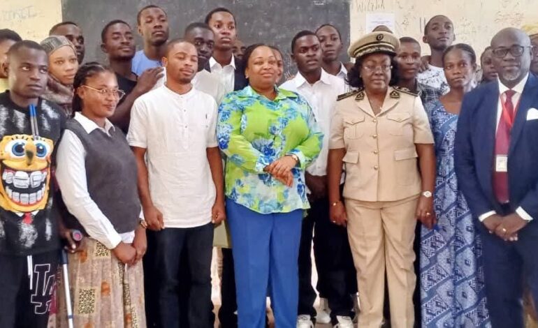 Makokou : La ministre Camélia Ntoutoume Leclercq entre encouragements aux bacheliers et suivi des chantiers éducatifs