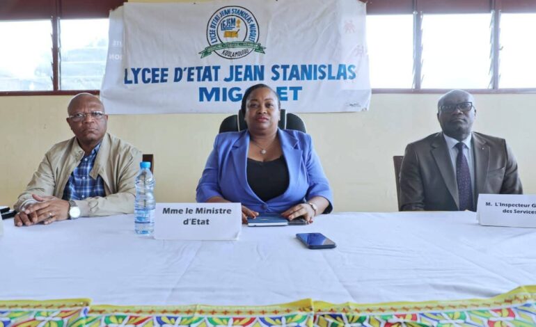 Koula-Moutou : La ministre de l’éducation salue une réussite historique au Baccalauréat général et visite deux sites éducatifs stratégiques