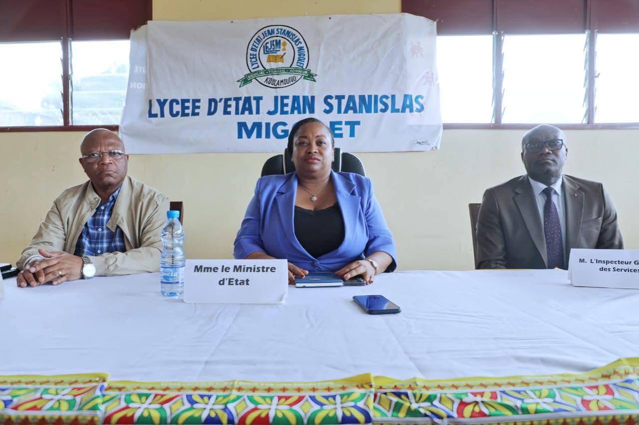 Koula-Moutou : La ministre de l’éducation salue une réussite historique au Baccalauréat général et visite deux sites éducatifs stratégiques
