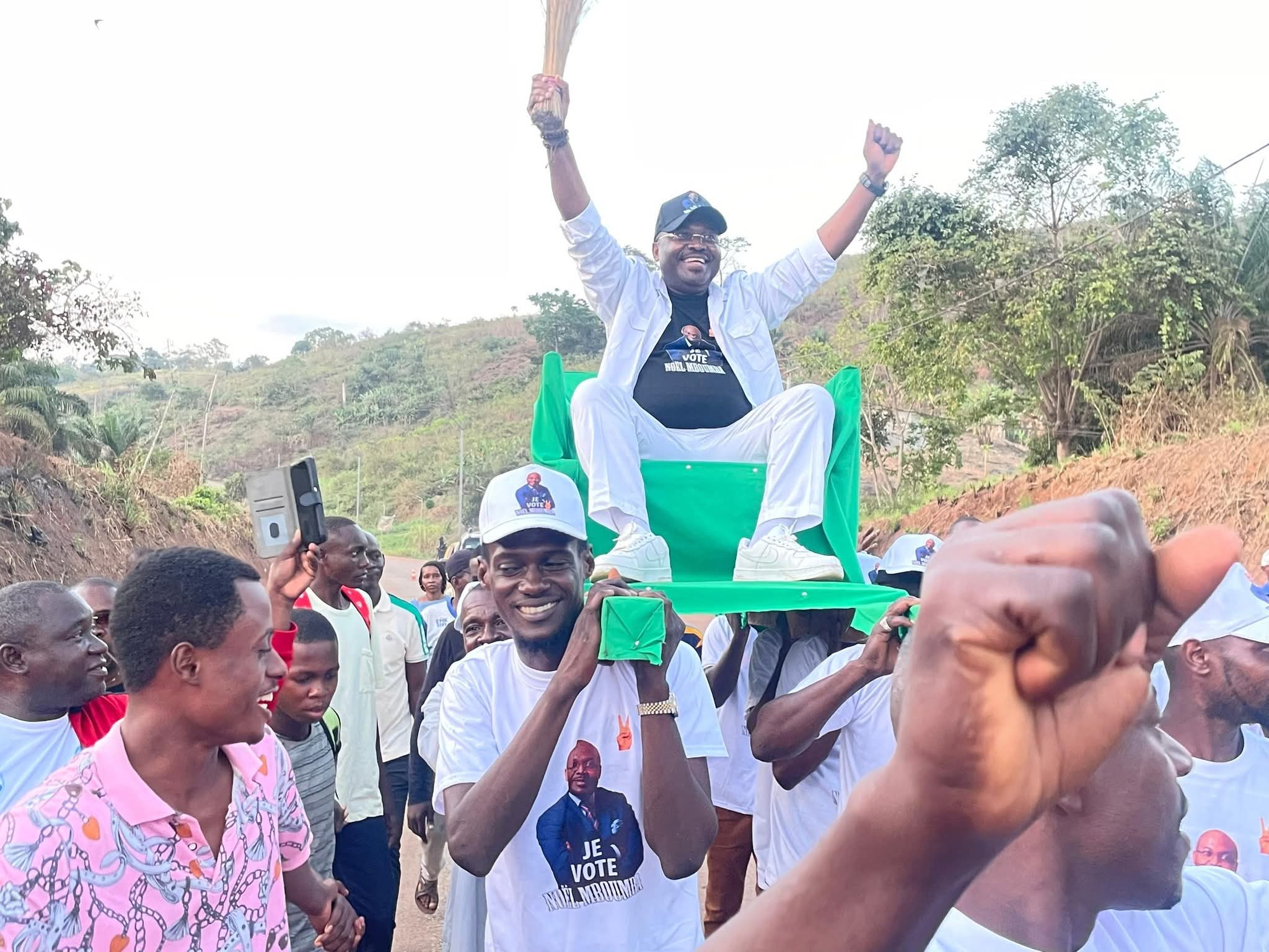 Élections 2025 : Noël MBOUMBA porté en triomphe par les habitants du 1er arrondissement de Tchibanga