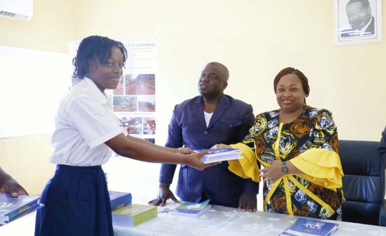 Éducation : Alpha Centauri Mining offre un important lot de cahiers aux élèves du lycée de l’Excellence Lubin Martial Ntoutoume Obame de Ntoum
