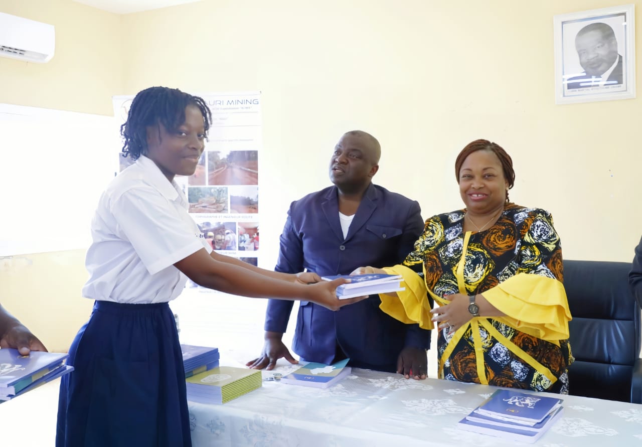 Éducation : Alpha Centauri Mining offre un important lot de cahiers aux élèves du lycée de l’Excellence Lubin Martial Ntoutoume Obame de Ntoum