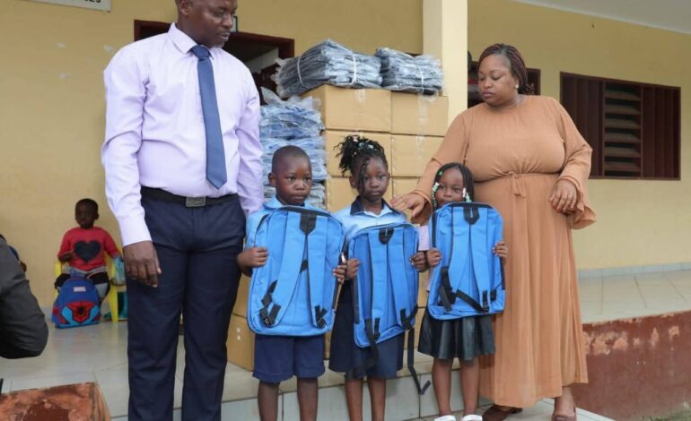 Ntoum : des fournitures scolaires offertes aux élèves de l’École Publique de Nfoulayong par la Ministre d’État.