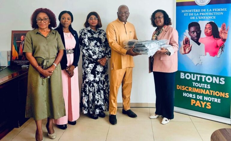 Solidarité : La Première Dame Zita Oligui Nguema offre des kits scolaires aux enfants vulnérables