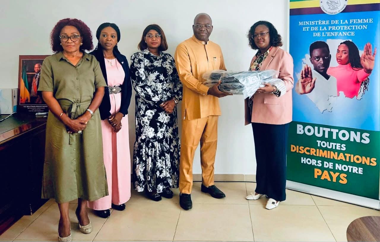Solidarité : La Première Dame Zita Oligui Nguema offre des kits scolaires aux enfants vulnérables