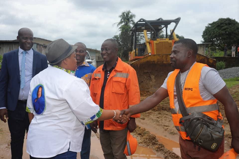 Ntoum : Camélia Ntoutoume Leclercq passe de la parole aux actes pour améliorer la voirie