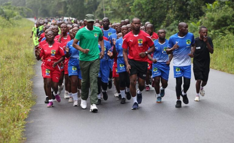 Fin de formation à l’ENEF : L&rsquo;ancien ministre des Eaux et Forêts partage une séance sportive avec 300 futures recrues