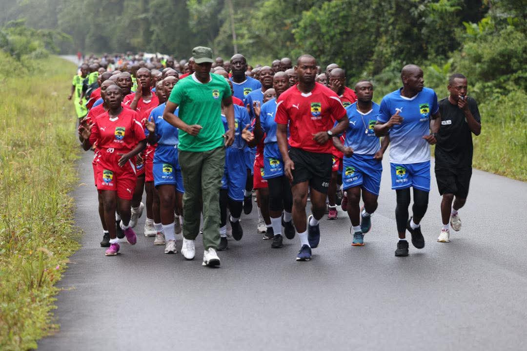 Fin de formation à l’ENEF : L&rsquo;ancien ministre des Eaux et Forêts partage une séance sportive avec 300 futures recrues
