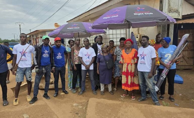 Mouila : Le TERMINUS  offre  des parasols  aux commerçantes pour améliorer leurs conditions de travail