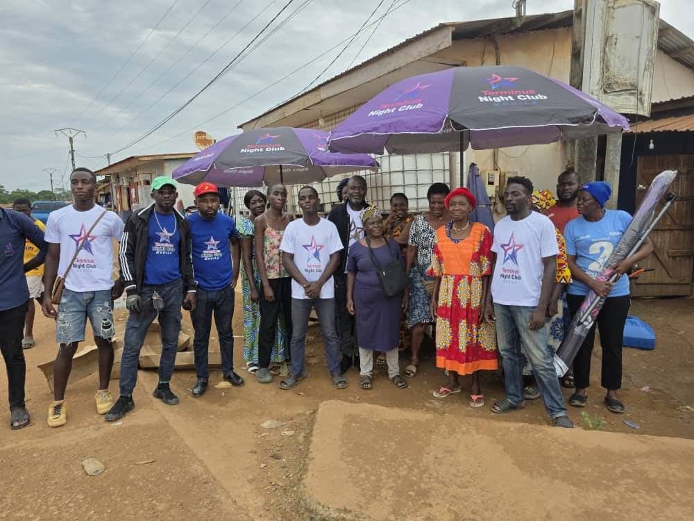 Mouila : Le TERMINUS  offre  des parasols  aux commerçantes pour améliorer leurs conditions de travail