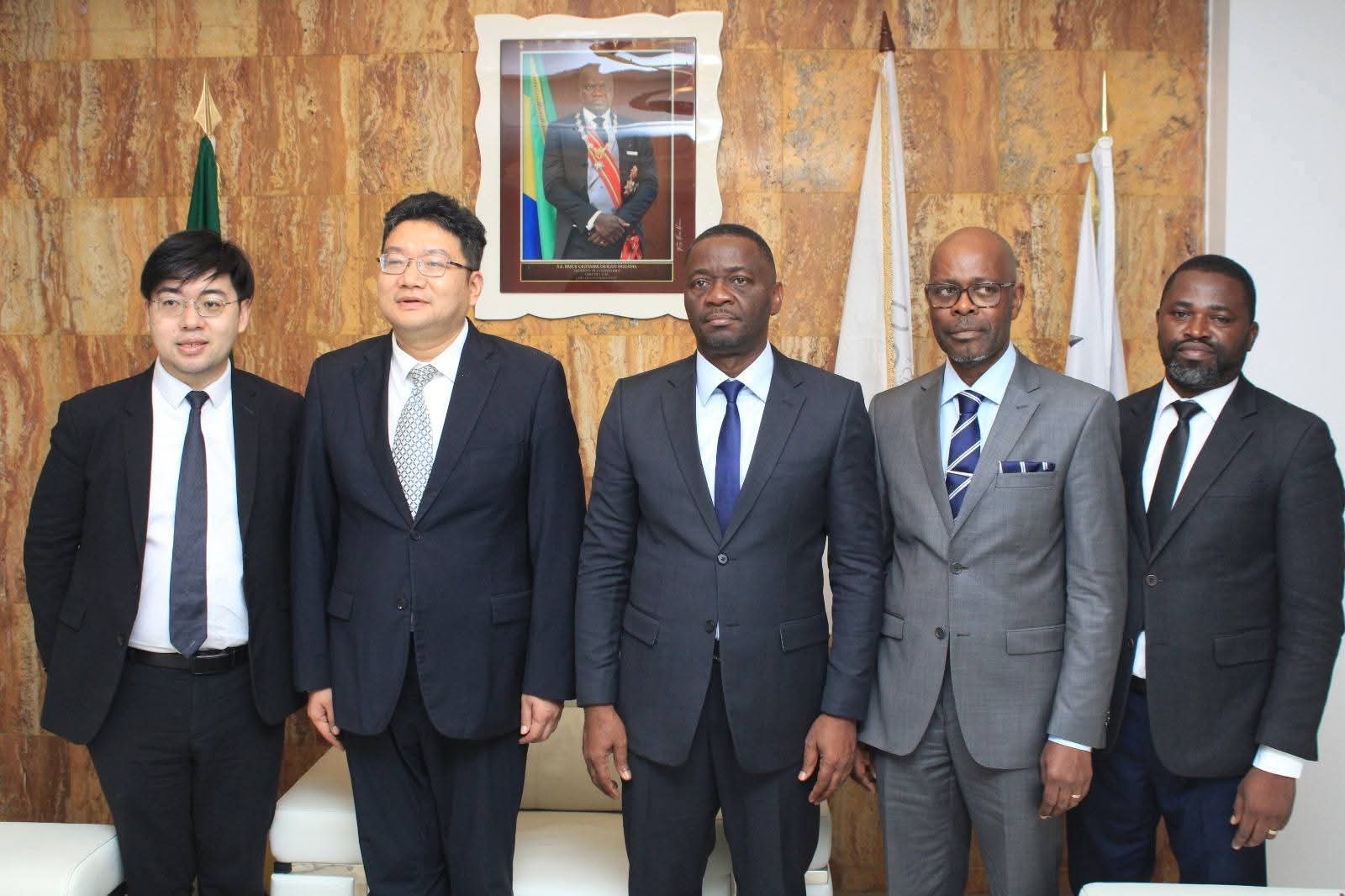  Libreville : Le maire Pierre Mathieu Obame Etoughe reçoit l’ambassadeur de Chine