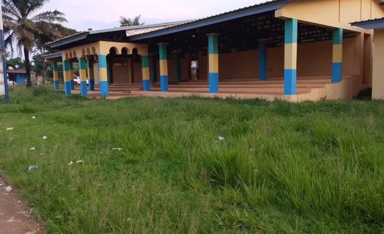 Lébamba : La place des fêtes engloutie par l’herbe folle, les habitants s’interrogent