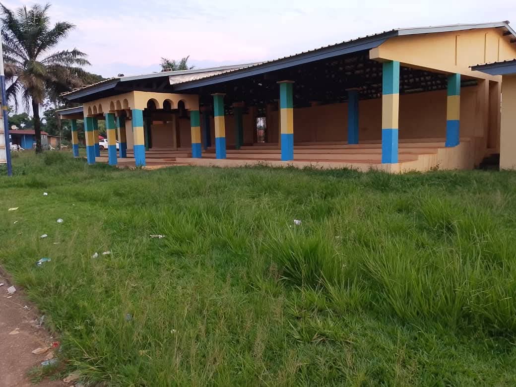 Lébamba : La place des fêtes engloutie par l’herbe folle, les habitants s’interrogent