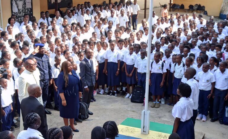Camélia Ntoutoume Leclercq à Sainte-Marie pour la levée des couleurs et le dialogue avec les enseignants