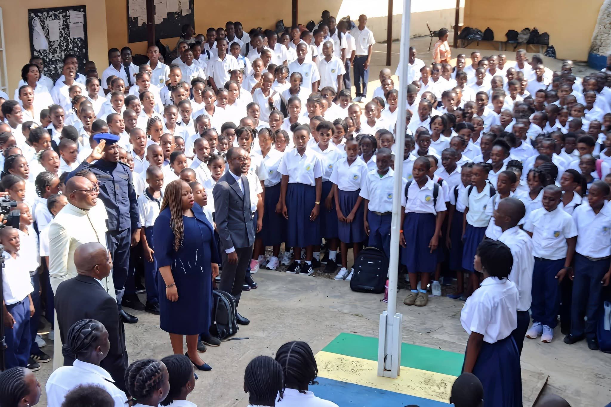 Camélia Ntoutoume Leclercq à Sainte-Marie pour la levée des couleurs et le dialogue avec les enseignants