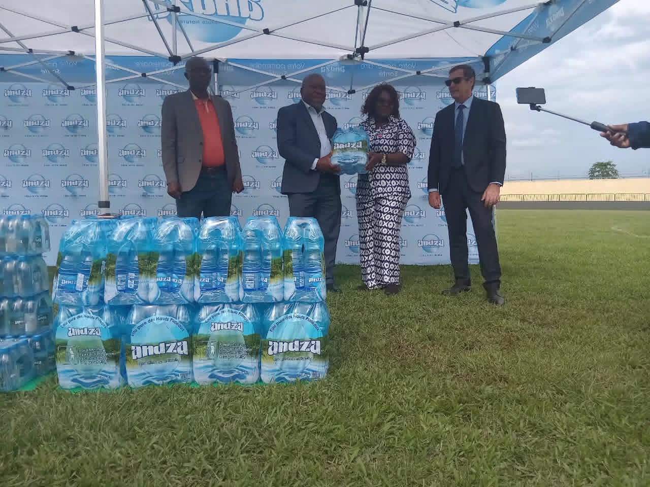 National Foot : Sobraga offre 3 000 packs d’eau aux clubs de D1 et D2