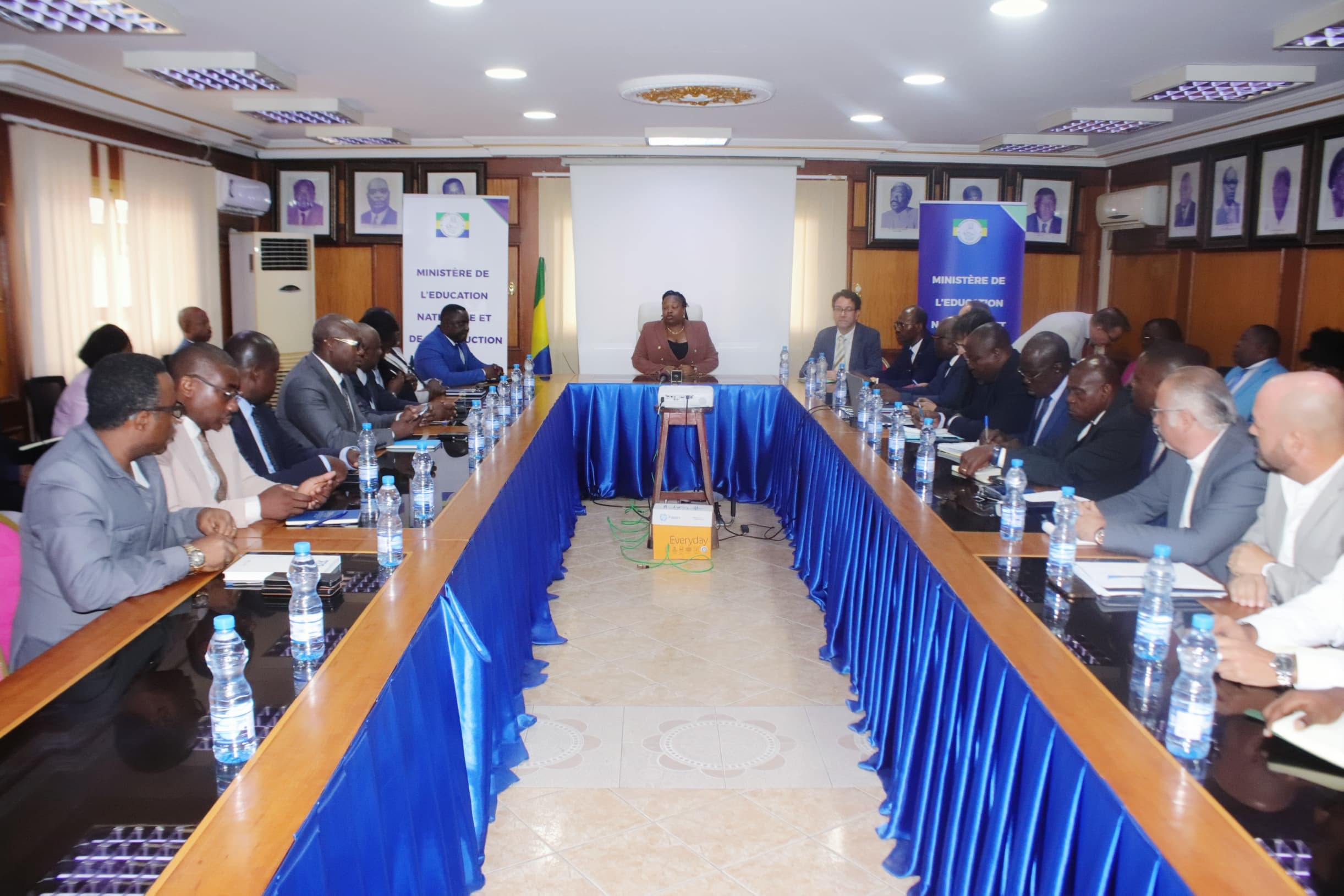 Projets PISE : Camélia Ntoutoume Leclercq convoque les entreprises pour une réunion de suivi des travaux et tape du poing sur la table