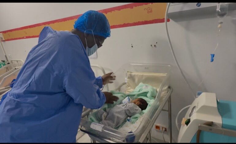 Naissance de quadruplés à Owendo : Une visite ministérielle au cœur de l’urgence sociale